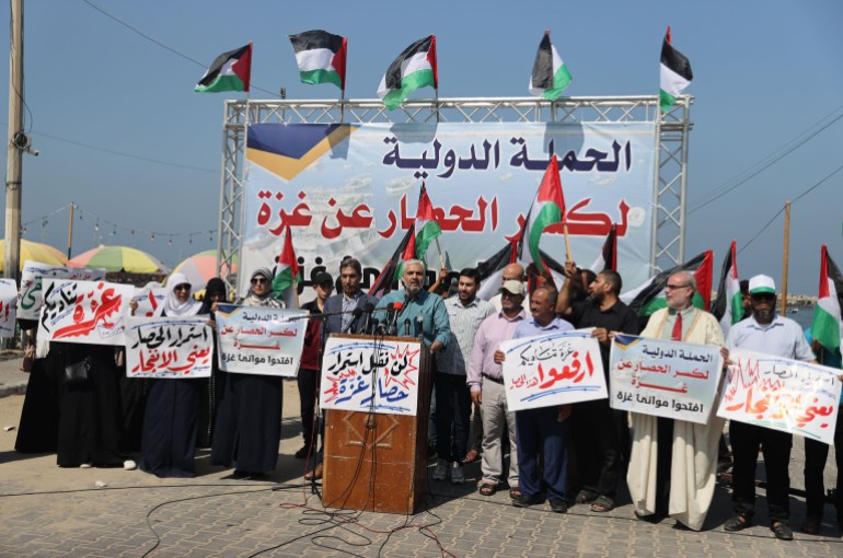 طالب عشرات الفلسطينيين في غزة، السبت، بإنهاء الحصار الإسرائيلي المفروض على القطاع منذ عام 2007. جاء ذلك خلال وقفة نظمتها "الحملة الدولية لكسر الحصار عن قطاع غزة" (غير حكومية)، داخل ساحة ميناء غزة. ورفع المشاركون بالوقفة لافتات تطالب بتدخل دولي لكسر الحصار الإسرائيلي، كما أعلنت الحملة الدولية إطلاق حملة بعنوان "افتحوا موانئ غزة"، ستشارك بها عدة دول عربية وأوروبية للفت الأنظار إلى معاناة المواطنين في قطاع غزة. وبعد الوقفة، انطلقت من شواطئ غزة عدة مراكب صغيرة تحمل أعلام فلسطين في "مسير بحري"، إيذاناً ببدء فعاليات الحملة. ( Mustafa Hassona - وكالة الأناضول )