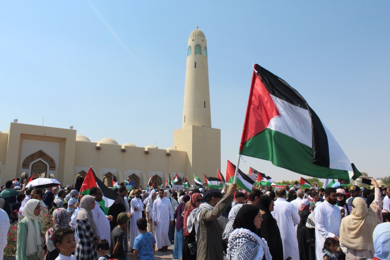 الوقفة شهدت مشاركة متنوعة من الرجال والنساء والأطفال وكبار السن (الجزيرة)