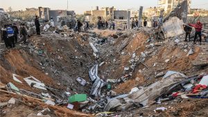 فيديو : فلسطينيون يبحثون بين الركام عمّا يمكن إنقاذه بعد قصف إسرائيلي على رفح