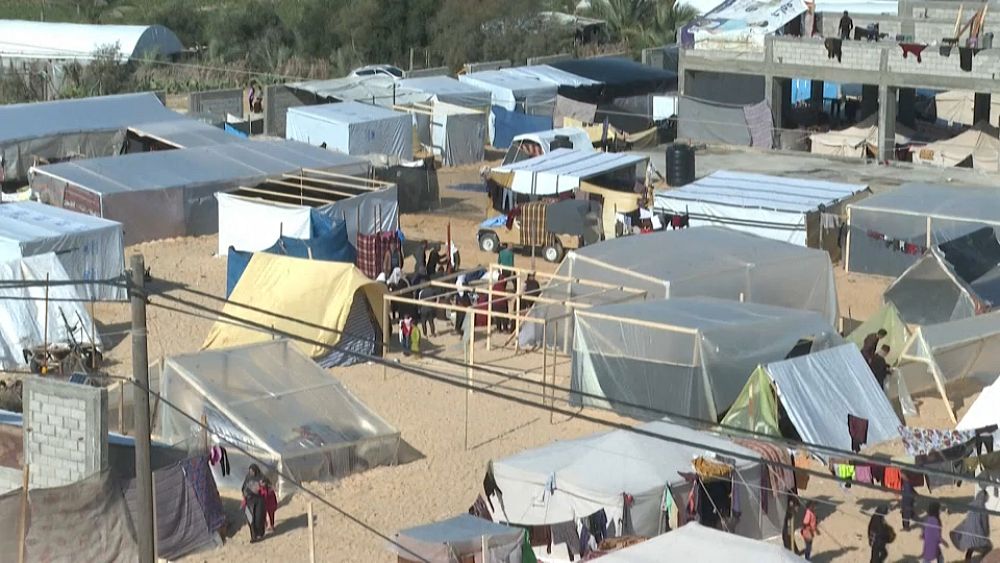 شاهد: من نزوح إلى نزوح … الفلسطينيون يُجبَرون على مغادرة أراضيهم مرة أخرى للتنقل جنوب القطاع