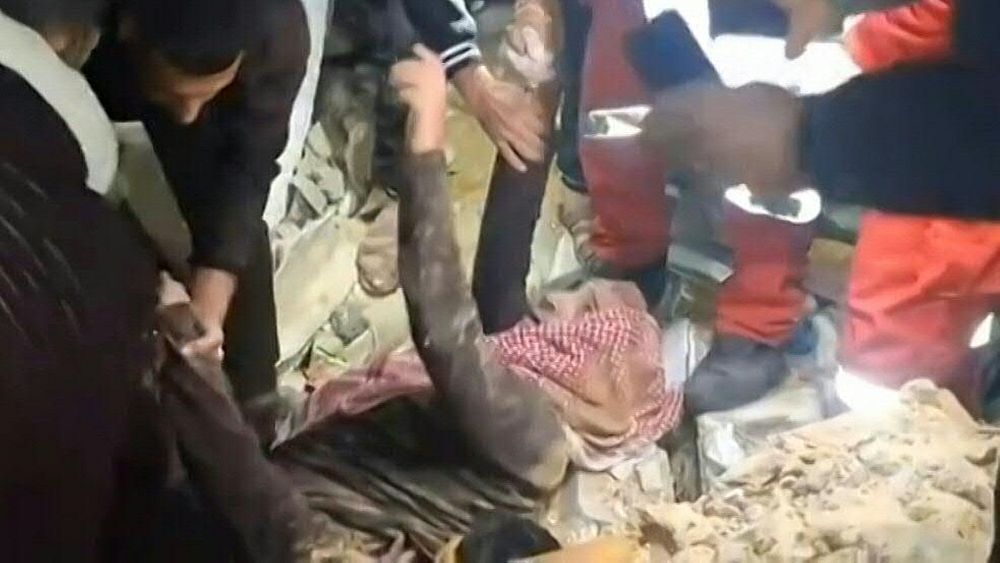 شاهد: الهلال الأحمر ينقذ رجلاً وزوجته من تحت الأنقاض في وسط غزة