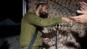 فيديو : شاهد: جنود إسرائيليون يحتلفون بعيد الأنوار اليهودي على الحدود مع غزة