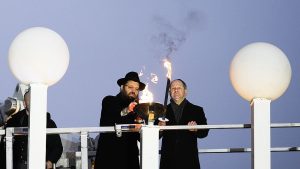 شاهد: المستشار الألماني يضيء أول شمعة في عيد الأنوار اليهودي ويجدد “دعمه الثابت” لإسرائيل