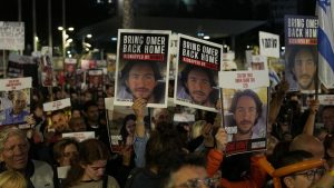 “أعيدوهم إلى الوطن”.. إسرائيليون يتظاهرون للمطالبة بالإفراج عن المحتجزين في غزة