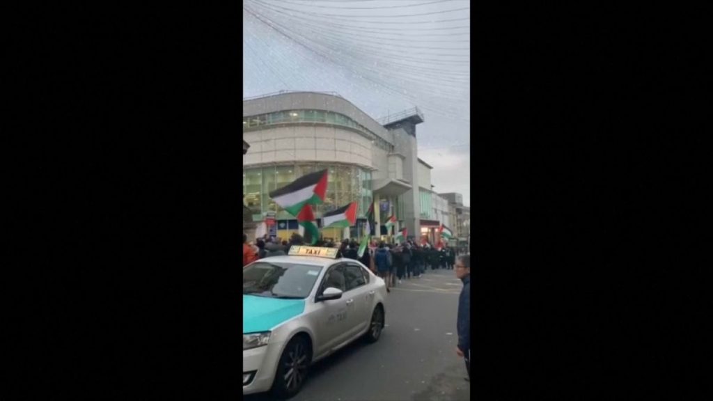 شاهد: مسيرة في مدينة برايتون تضامنًا مع قطاع غزة