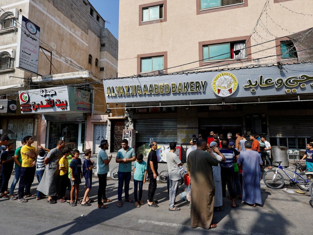 حوالات المغتربين الغزيين لذويهم تصطدم بجدر المنع والحظر وتدمير المصارف