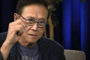 Bitcoin Bull Robert Kiyosaki يحذر أتباعه من سحب الأموال النقدية من البنوك قبل “أكبر انهيار في التاريخ”