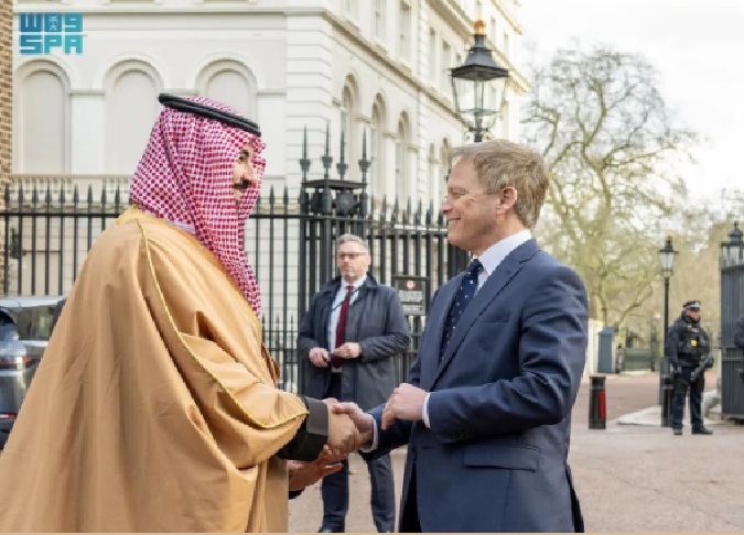 وزير الدفاع يبحث مع نظيره البريطاني تنسيق الجهود لدعم أمن واستقرار المنطقة