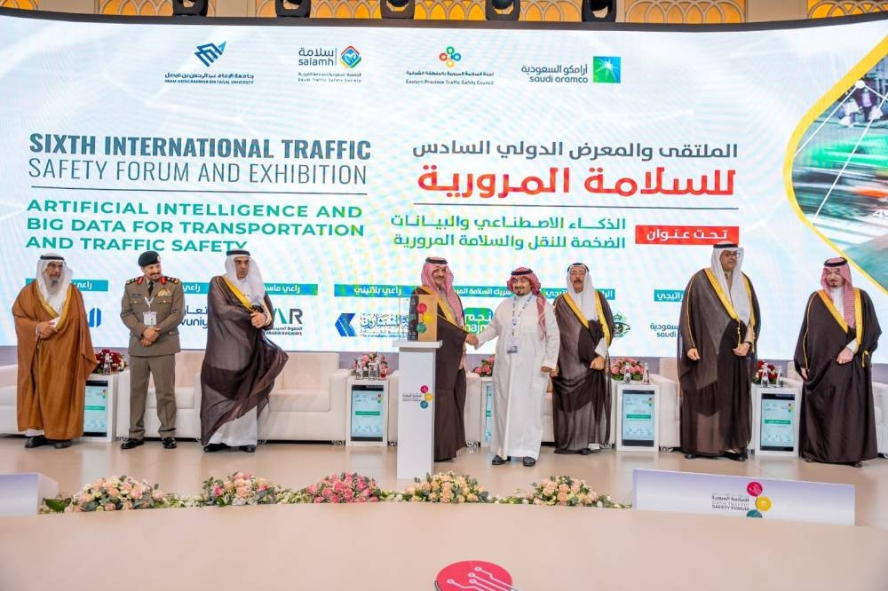 أمير الشرقية يكرّم فهد صندل