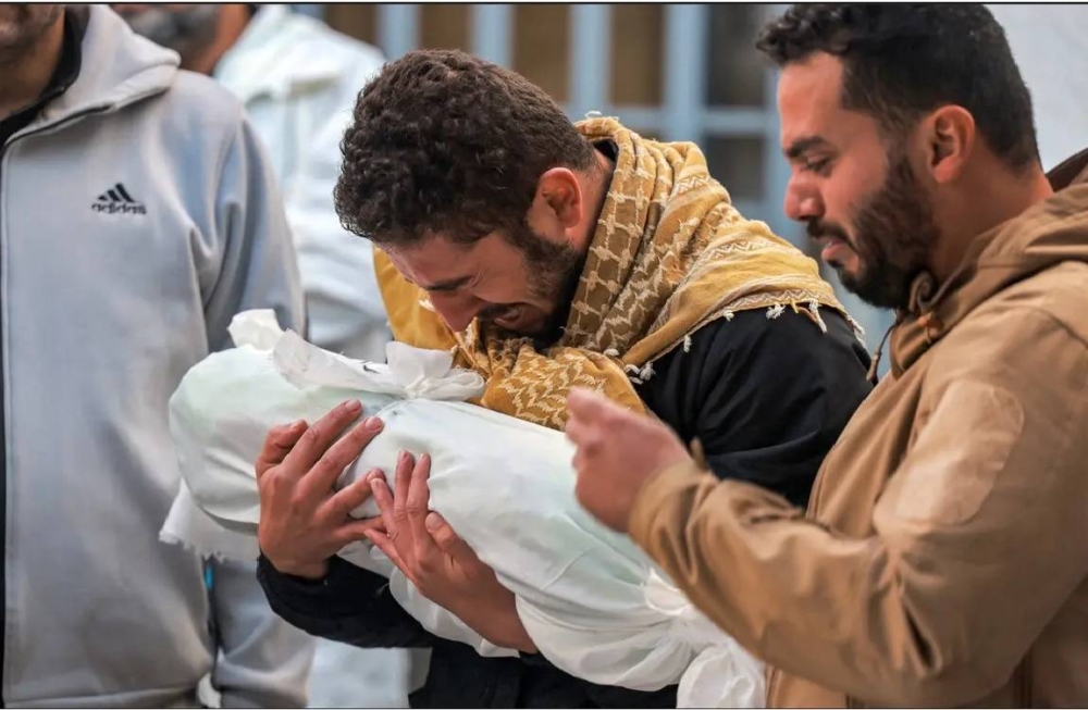 إسرائيل تكثف القصف على غزة.. ووزير متطرف: هذا وقت الحسم