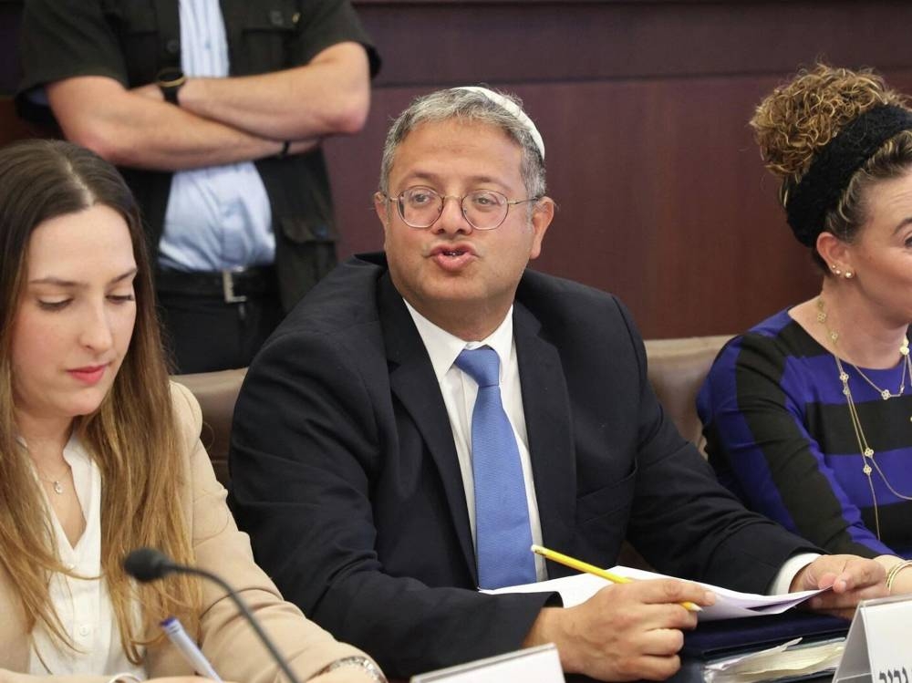 بن غفير يدافع عن مرتكبي الجريمة.. سجانون إسرائيليون يصفون سجيناً فلسطينياً