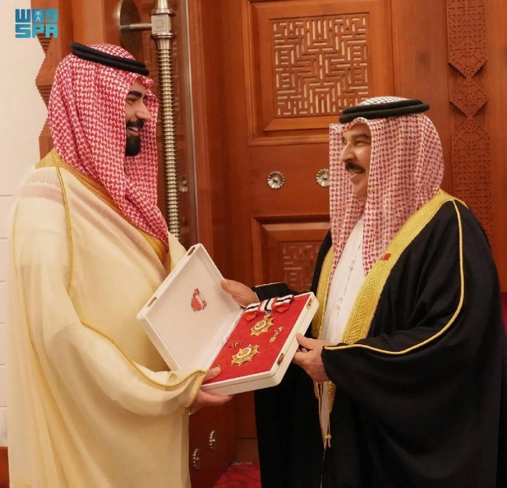 ملك البحرين يمنح سفير خادم الحرمين وسام البحرين من الدرجة الأولى