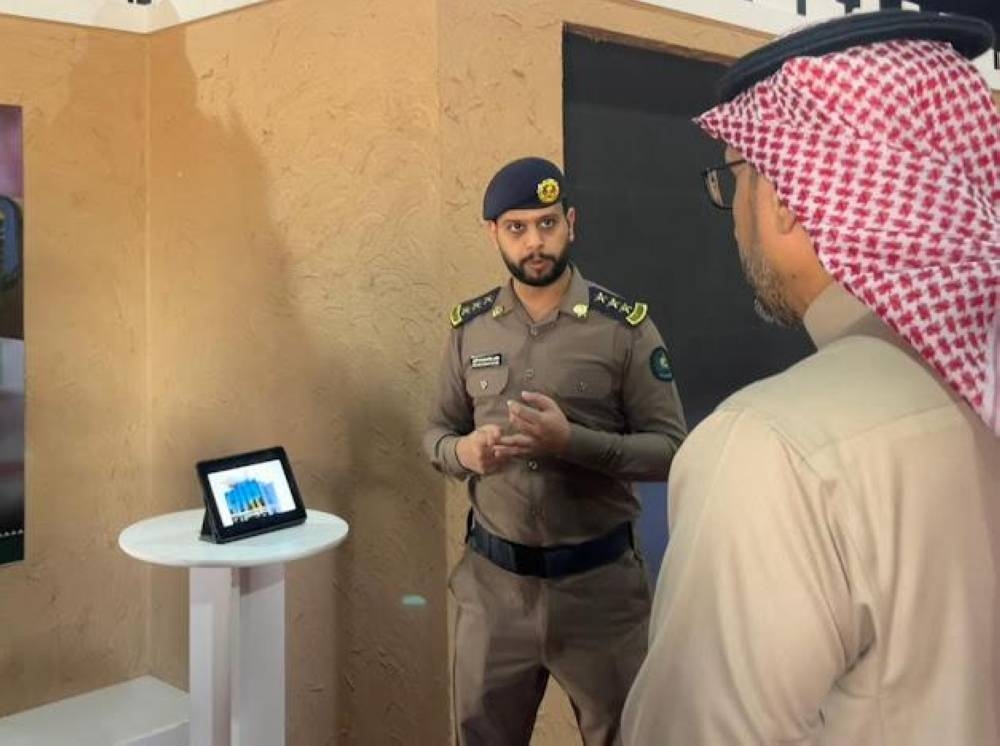 الدفاع المدني يستعرض لزوار مهرجان الملك عبد العزيز للإبل «منصة الإنذار» وتطبيق مدني