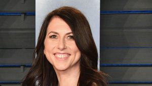 تبرعت ماكينزي سكوت بمبلغ 2.15 مليار دولار لمئات الجمعيات الخيرية في العام الماضي