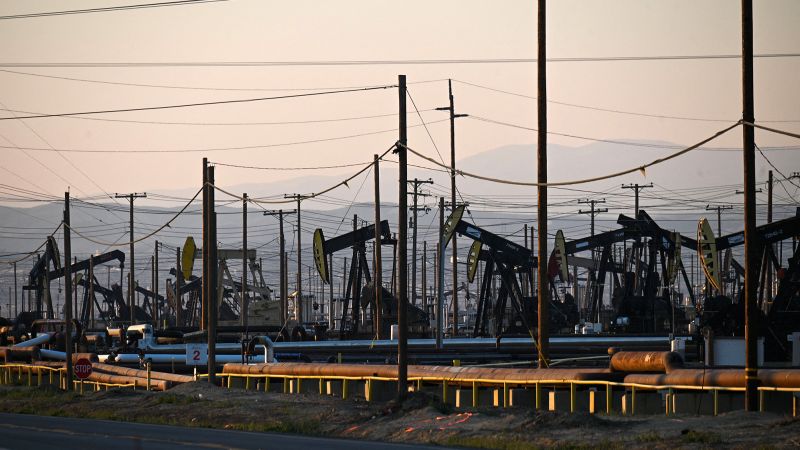 يخفض بنك جولدمان ساكس توقعاته لسعر النفط لعام 2024 بنسبة 12٪ بسبب الإنتاج الأمريكي الوفير