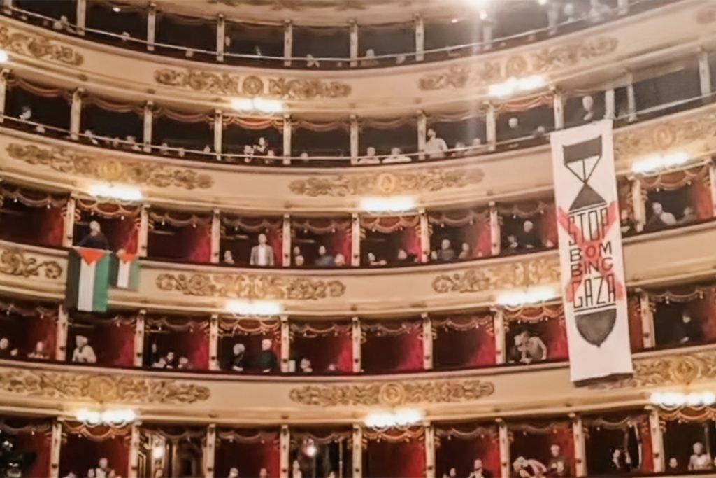 علم فلسطين يرفرف في مسرح “سكالا” الإيطالي.. ومحتجون يطالبون بوقف “الإبادة”