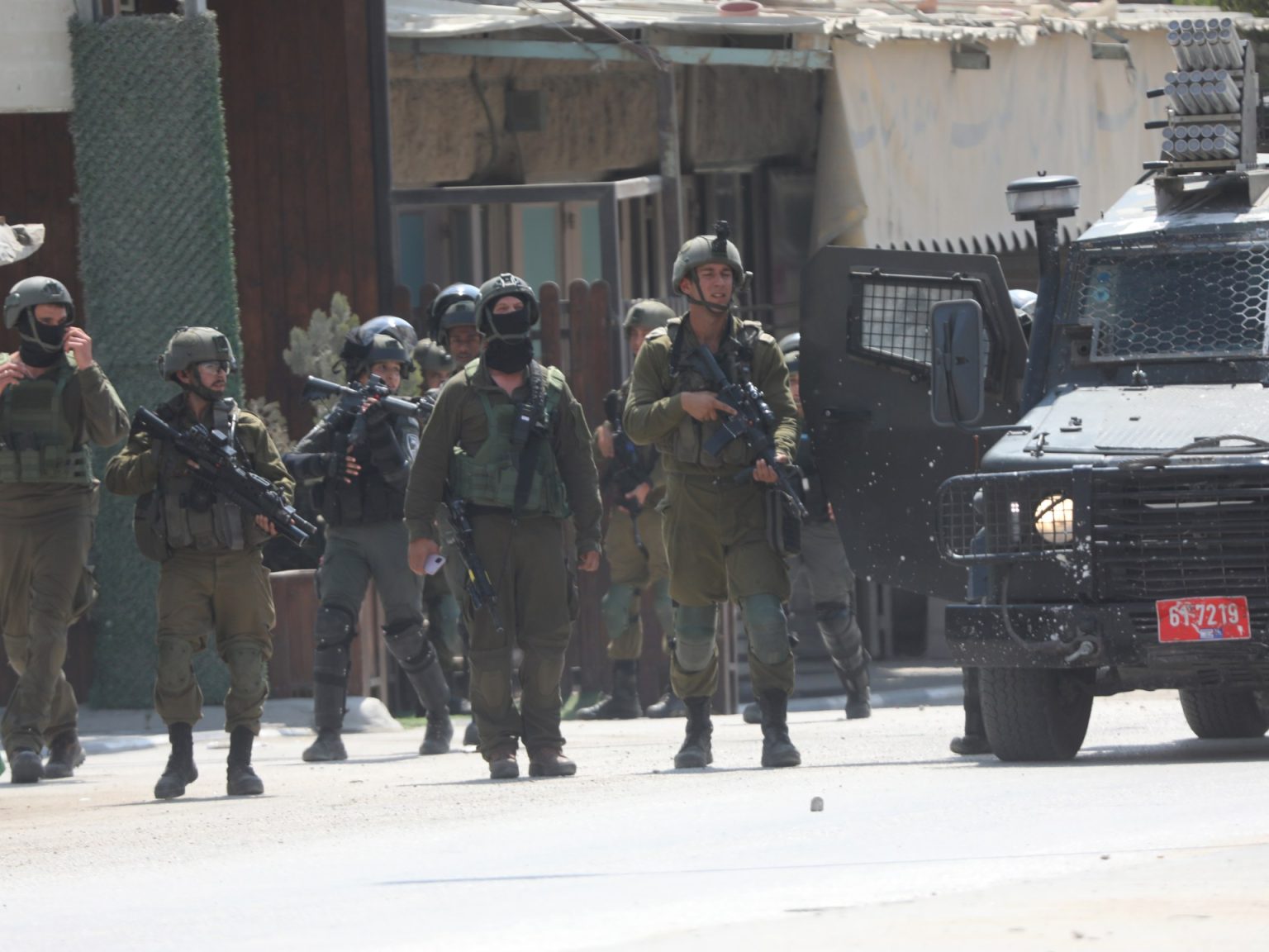 إصابة 5 جنود إسرائيليين في عملية دهس قرب الخليل واستشهاد المنفذ