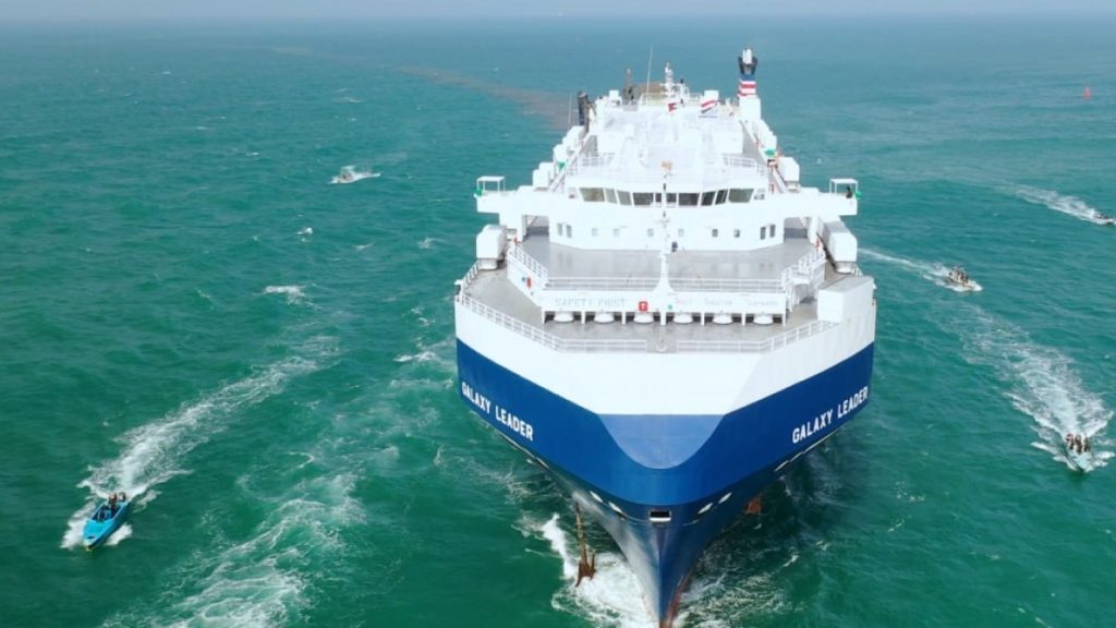 الحوثيون يؤكدون استهداف سفينة متجهة لإسرائيل بصاروخ بحري