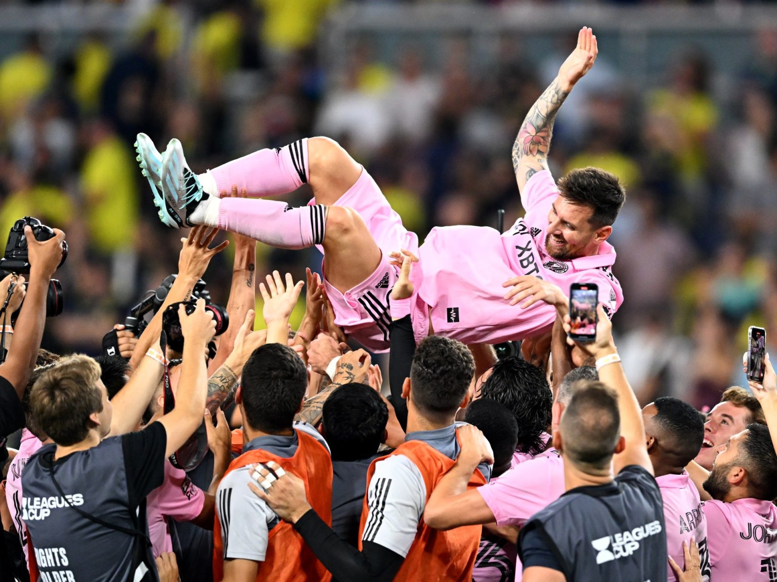 ميسي يتوج بجائزة رياضي العام من مجلة “تايم” الأميركية