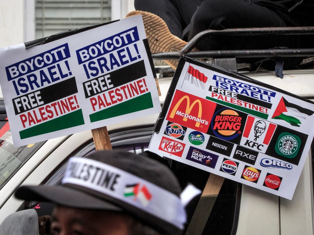 فتوى تعززها.. هكذا تتسع مقاطعة داعمي إسرائيل بإندونيسيا