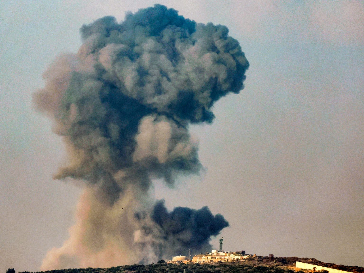حزب الله يتوعد بالرد على استهداف المدنيين وإسرائيل: الحرب باتت أقرب