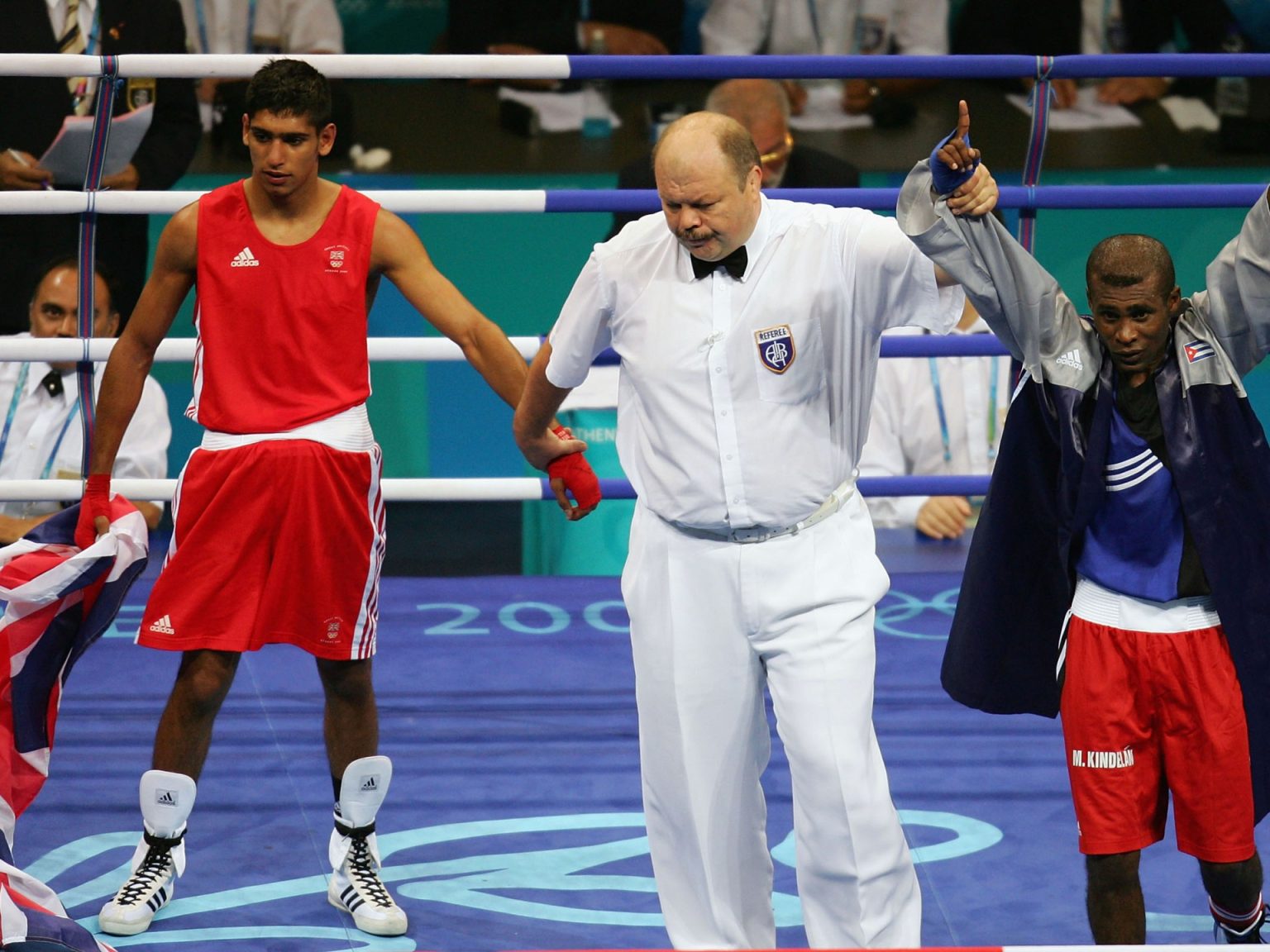 يريد بناء منزل لوالدته.. الملاكم أمير خان يرفض شراء ميدالية ذهبية من بطل أولمبي