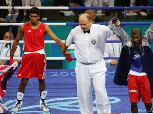 يريد بناء منزل لوالدته.. الملاكم أمير خان يرفض شراء ميدالية ذهبية من بطل أولمبي