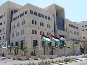 أزمة شيكات ورواتب.. كيف تتعامل السلطة الفلسطينية مع أعباء الحرب المالية؟