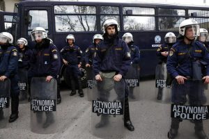 آفة تضرب الرياضة في اليونان.. وفاة شرطي بسبب شغب جماهيري