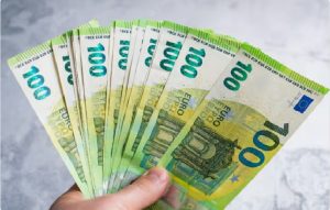 انخفاض اليورو مع زيادة التوقعات على خفض أسعار الفائدة