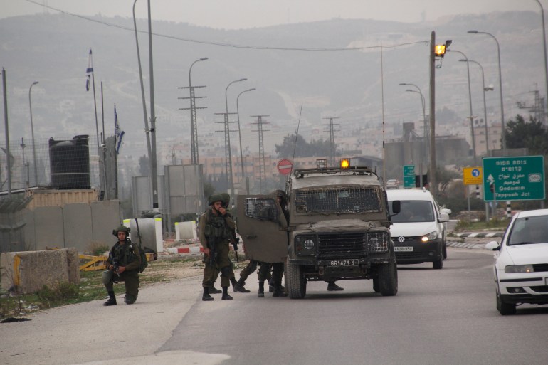 اجراءات الاحتلال واقتحامات لمدن الضفة الغربية ادت لتراجع اداء المنشآت الاقتصادية- الضفة الغربية- نابلس- حاجز حواره جنوب المدينة- الجزيرة نت6