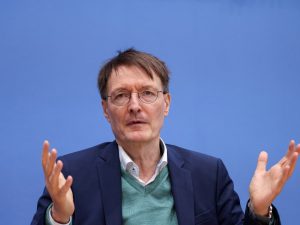 مع ارتفاع إصابات كورونا.. وزير الصحة الألماني يدعو لأخذ التطعيمات