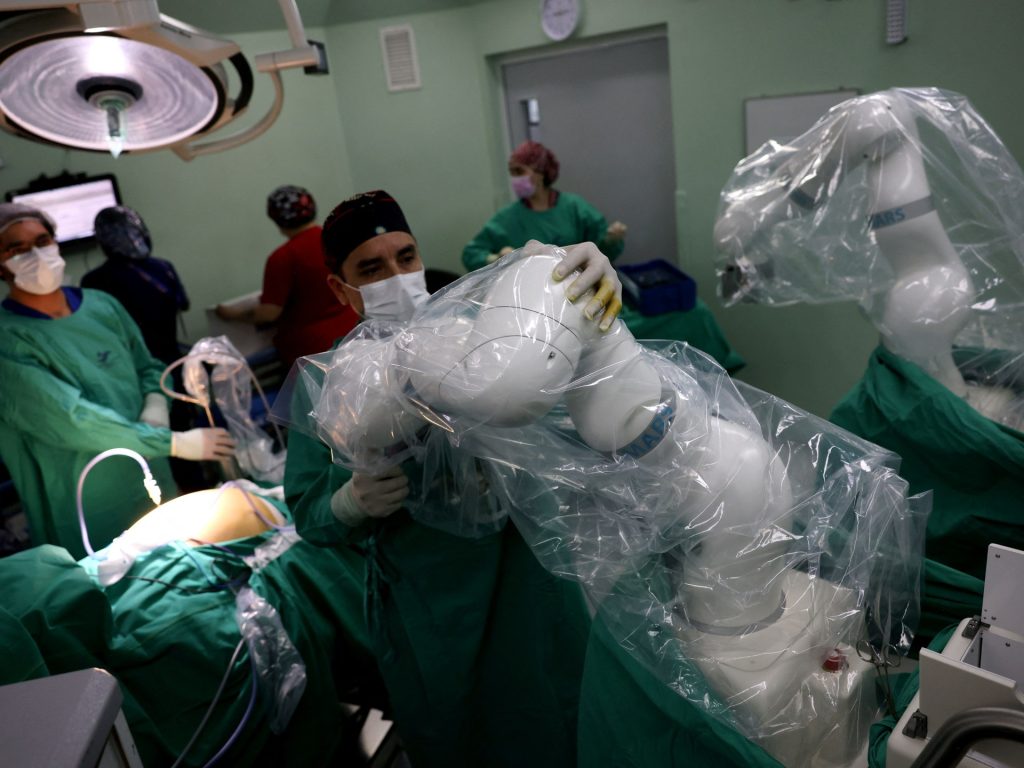 روبوت طبي يجري أولى جراحاته الدولية في مستشفى بتشيلي