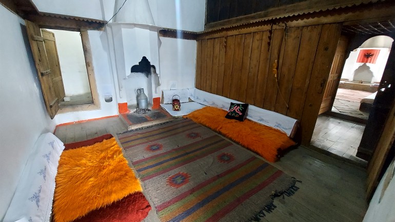 12-إحدى الحجرات في منزل اسكندولي ويظهر في الصور باب الغرفة وباب حمام خاص مع مدفأة الحجرة