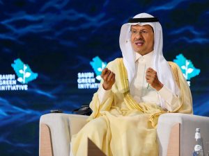السعودية ترجح استمرار تخفيض إنتاج النفط العام المقبل