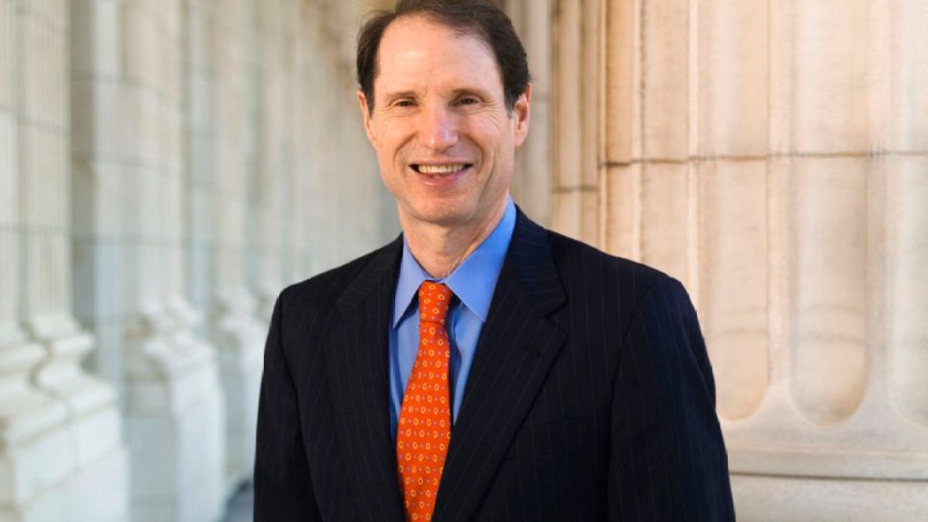 سيناتور أميركي يتهم الحكومات بالتجسس على مستخدمي آبل وغوغل