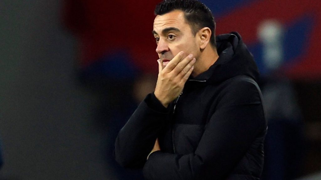 تشافي يعتزم التنازل عن مستحقاته حال إقالته من برشلونة