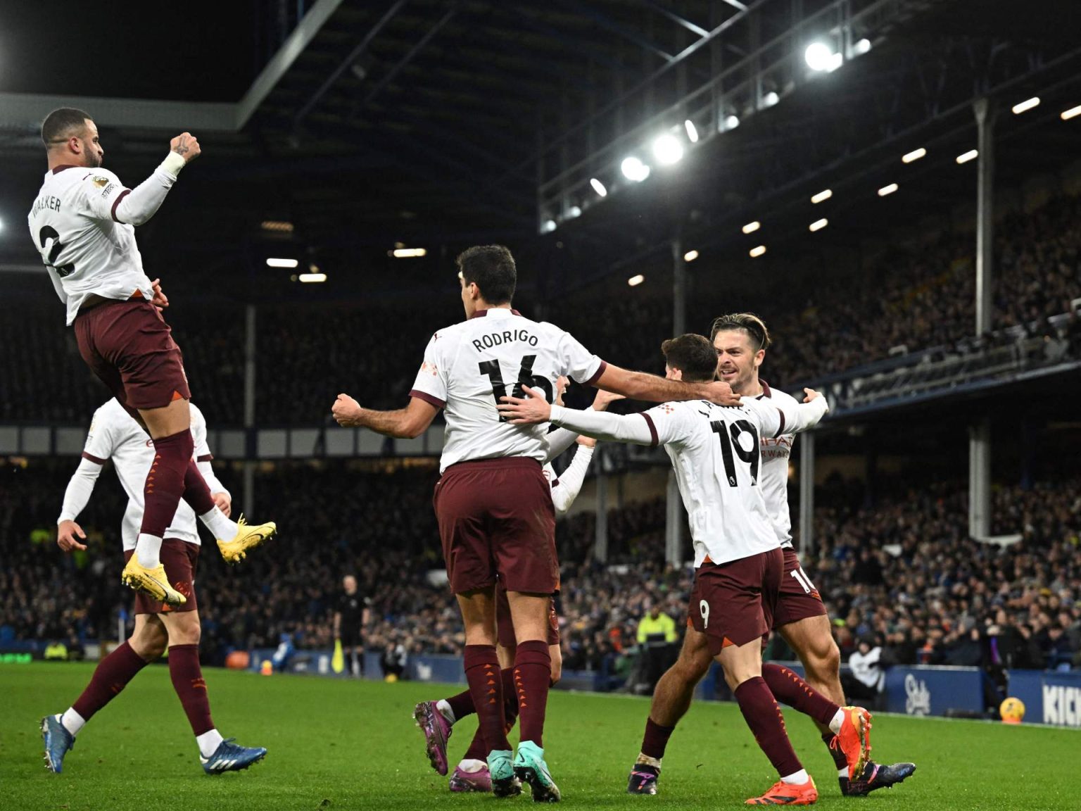 مانشستر سيتي يهزم إيفرتون في البريميرليغ وتشلسي يستعيد نغمة الانتصارات