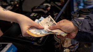 الأرجنتين تخفض قيمة البيزو بأكثر من 50% كجزء من الإصلاحات الاقتصادية الطارئة