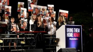 ذوو الأسرى والمحتجزين يطالبون نتنياهو بالعودة لطاولة التفاوض فورا