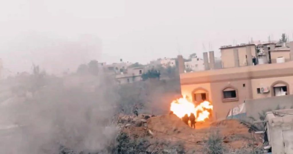 القسام تبث مشاهد نوعية لاستهداف قوة راجلة وآليات إسرائيلية بخان يونس