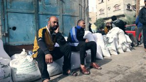 شح القمح وتوقفت المطاحن.. الجوع يطارد أهالي غزة