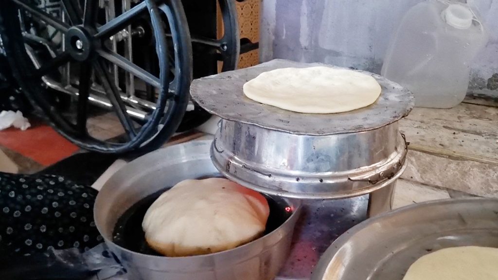 شاهد.. طنجرة الفحم اختراع غزّي لخُبز النازحين