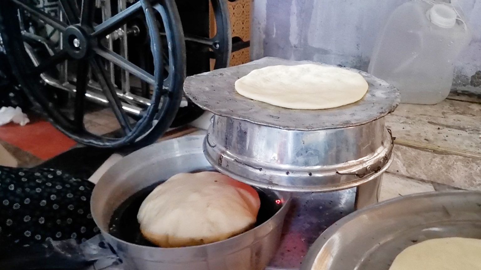 شاهد.. طنجرة الفحم اختراع غزّي لخُبز النازحين