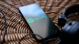 تخفض شركة Spotify عدد موظفيها من أجل الانتقال بشكل أسرع إلى الذكاء الاصطناعي – وهذا الأمر يحبه وول ستريت