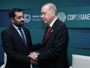 بعد لقاء حمزة يوسف وأردوغان.. كاميرون يهدد بإغلاق مكاتب حكومة أسكتلندا بالخارج