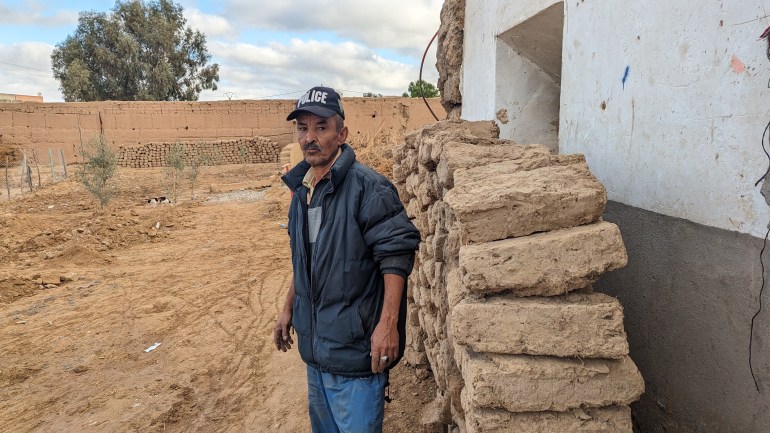 طوب طيبي عبد الغني بلوط/ دوار بوهماوش جماعة أيت أيمور، مواطن يحتفظ بالطوب الطيني في انتظار رخصة البناء..