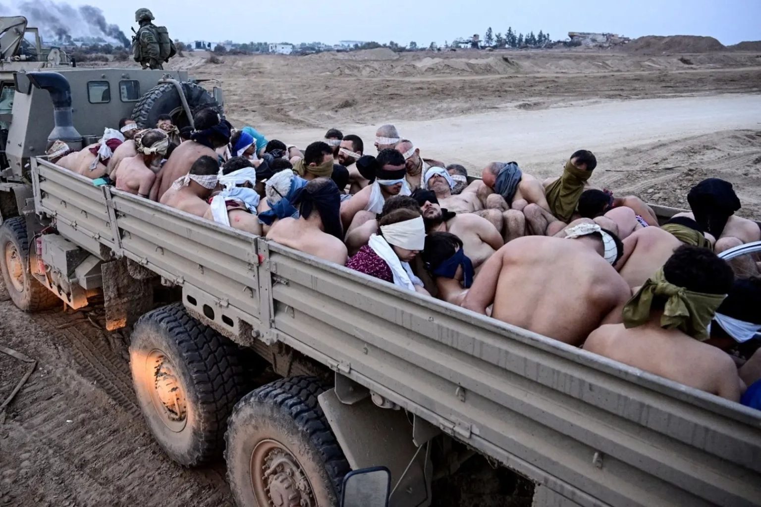 واشنطن بوست: معتقلون من غزة يصفون تعذيبهم بسجون إسرائيل