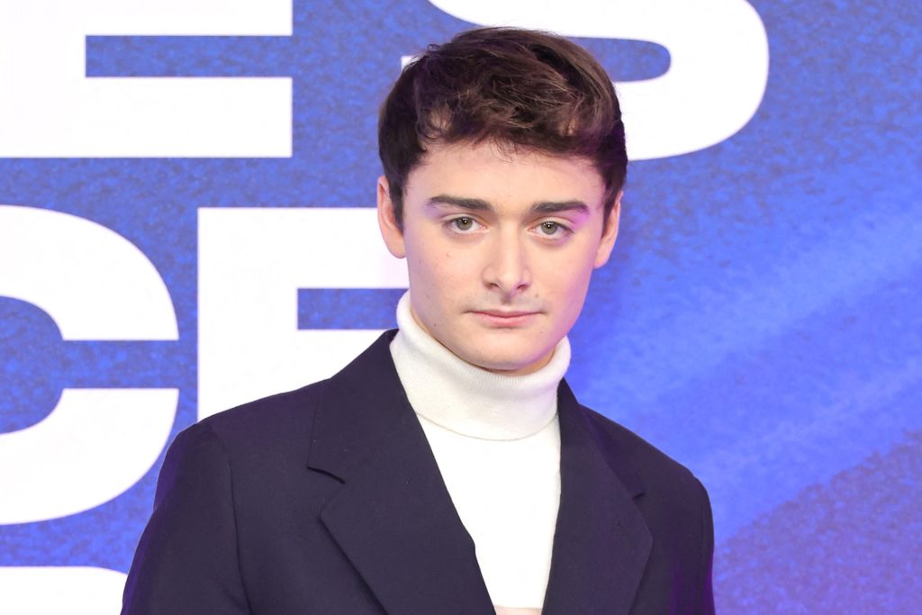 بطل “أشياء أغرب” يتراجع عن تصريحاته ضد غزة ويدعو لإنهاء الحرب