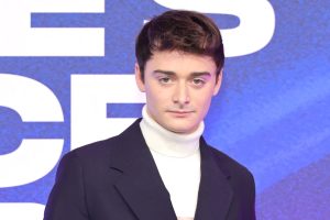 بطل “أشياء أغرب” يتراجع عن تصريحاته ضد غزة ويدعو لإنهاء الحرب